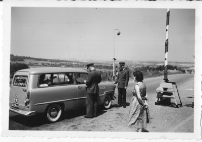 de groene ford taunus (mijn ouders op vakantie met oom theo en tante hannie)