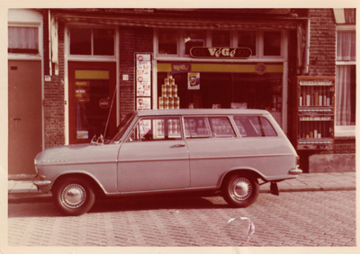 de opel kadett voor de winkel, hoogravenseweg 10