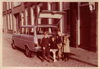 de opel kadett in de hoogravenseweg, met links ik en ellen