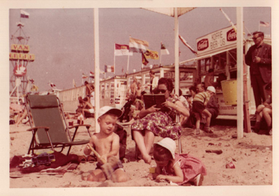 op het strand van scheveningen met mijn moeder en ellen