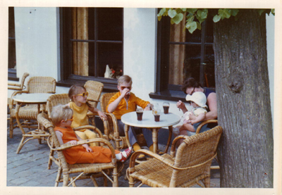 op een terras met mijn moeder, ellen, linda en jacco, eind jaren 60