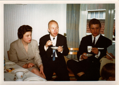 feestje voor mijn eerste heilige communie, 1965; vlnr mijn tante hannie en oom theo bennes en oom ton temming