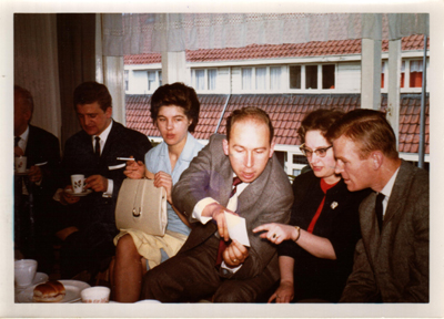 feestje voor mijn eerste heilige communie, 1965; vlnr mijn oom ton temming, tante tiny en oom jan bennes, tante lenie en oom manus versteeg